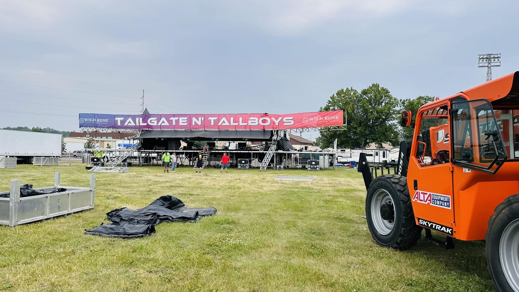 “Tailgate” country music fest hits Clinton this week