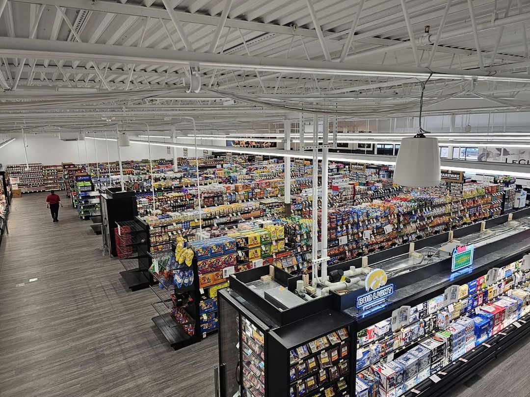 Opening day Fareway gets set to open in LeClaire